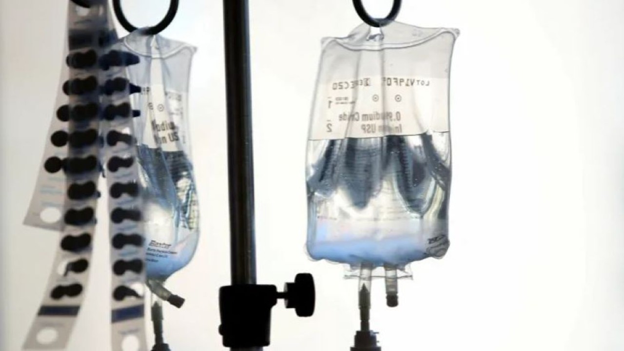 Kantong infus digantung di atas pasien kanker muda di sebuah rumah sakit di California, Amerika Serikat. (Dok/Mike Blake/Reuters)
