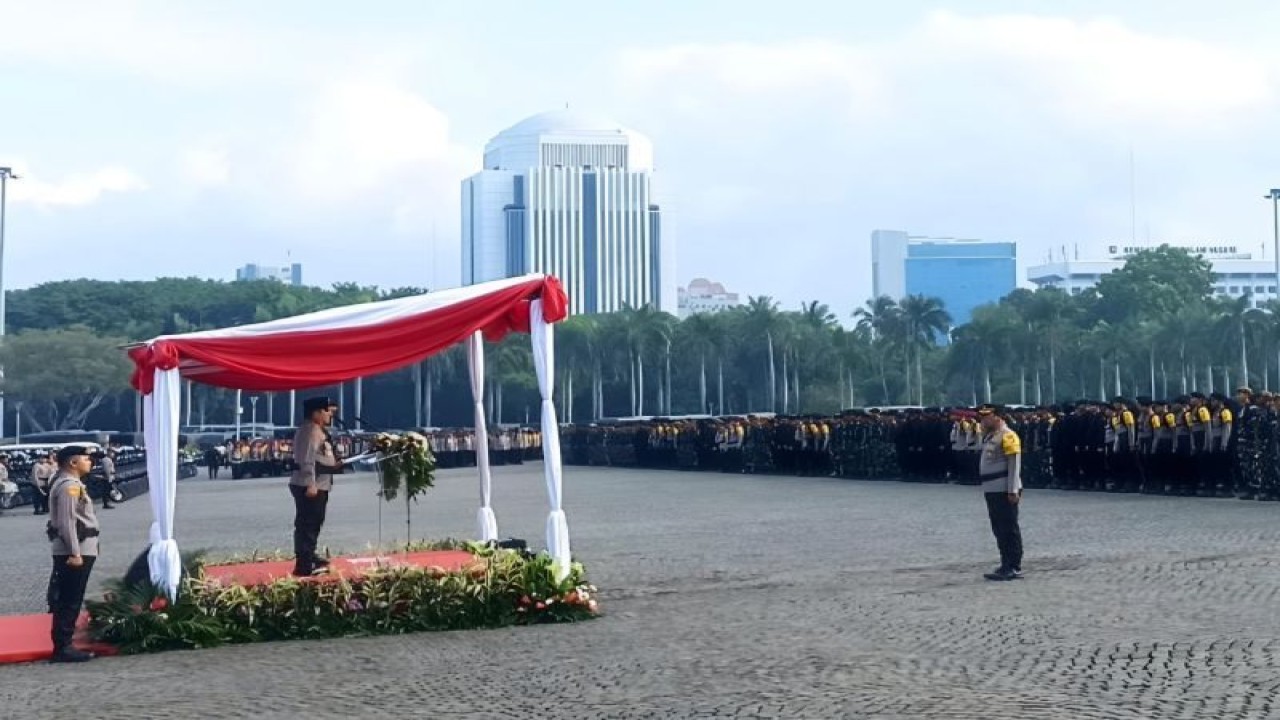 Kapolda Metro Jaya Irjen Polisi Karyoto saat memimpin Apel Pergeseran Petugas BKO Pengamanan TPS wilayah hukum Polda Metro Jaya di Lapangan Silang Monas, Selasa (13/2/2024). ANTARA/Ilham Kausar