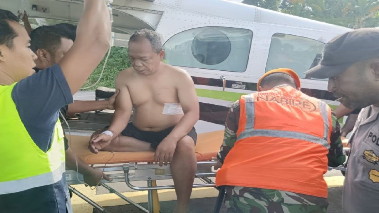 Salah seorang korban penembakan KKB di Baya Biru, Kabupaten Paniai, Papua Tengah, saat dievakuasi ke Nabire untuk mendapat perawatan atas luka tembak yang dideritanya. (ANTARA/HO-Dokumentasi Polres Paniai)