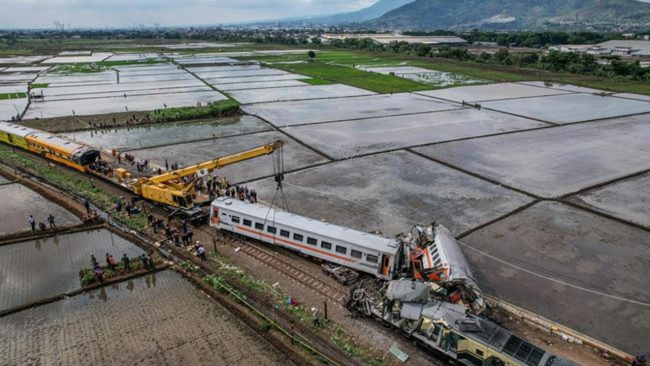 Evakuasi kecelakaan kereta di Cicalengka. (Antara)