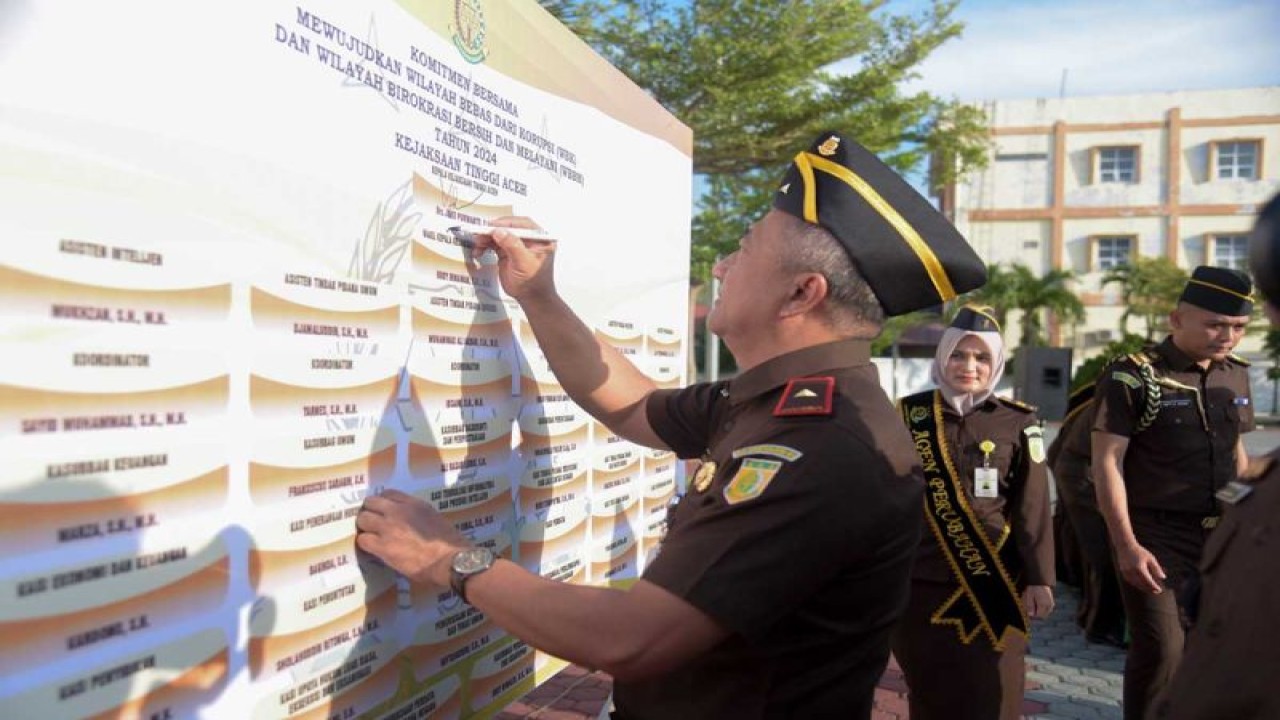 Kajati Aceh Joko Purwanto menandatangani pencanangan zona integritas menuju wilayah bebas korupsi dan birokrasi bersih melayani di Banda Aceh, Senin (5/2/2024). ANTARA/HO-Humas Kejati Aceh