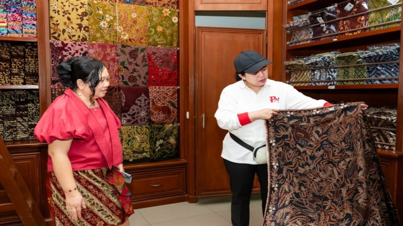 Ketua DPR Puan Maharani mengamati batik di Rumah Batik Hadi Priyanto di Banyumas, Jawa Tengah. (ANTARA/HO-DPR RI)