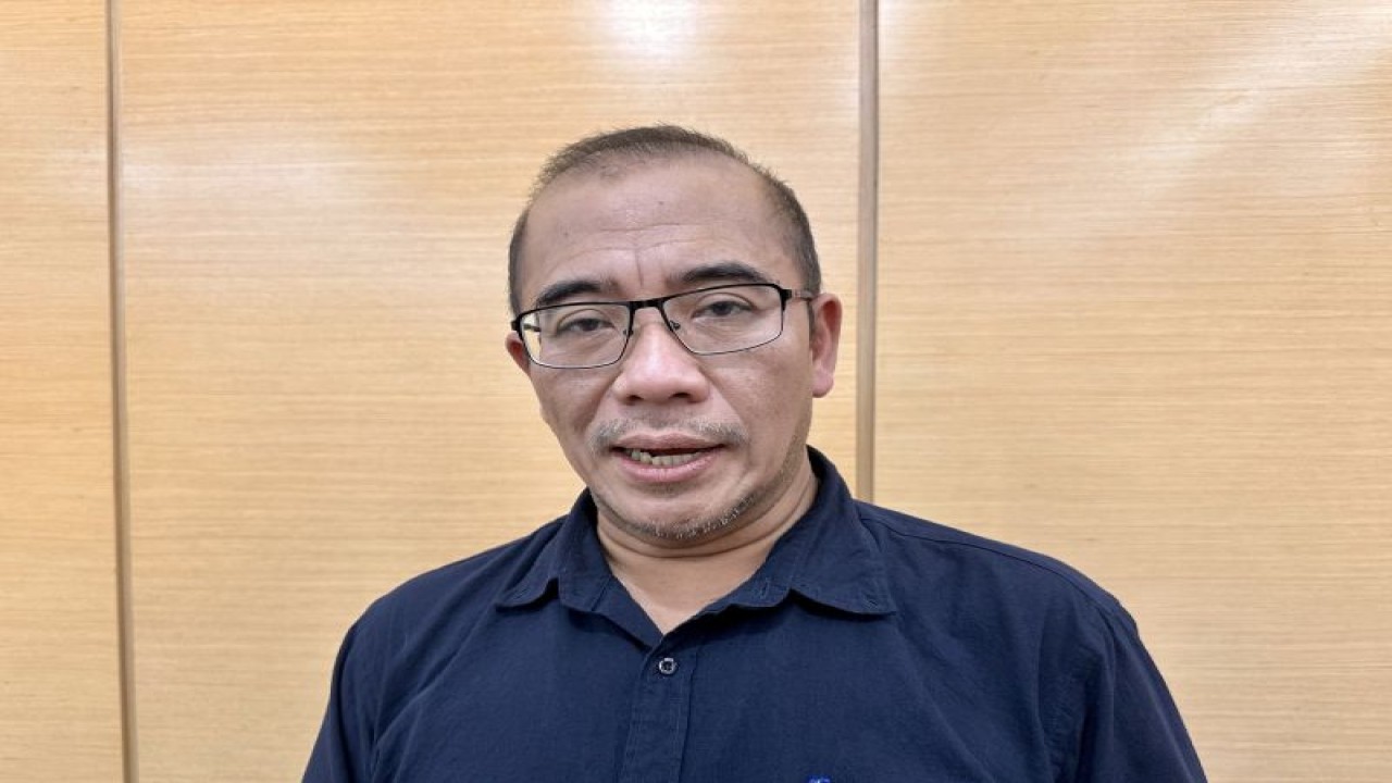Ketua Komisi Pemilihan Umum (KPU) Hasyim Asy’ari menjawab pertanyaan wartawan usai meninjau pelaksanaan pemungutan suara Pemilu 2024 di World Trade Center di Kuala Lumpur, Minggu (11/2/2024). (ANTARA/Virna P Setyorini)