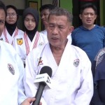 Ketua Perguruan Karate do Tako Indonesia, Jakarta Barat, Panen Mawardi bersama anggota-1708863474