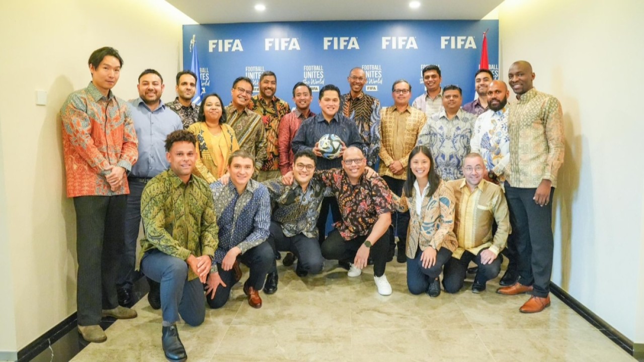 Ketua umum PSSI, Erick Thohir di kantor FIFA Indonesia