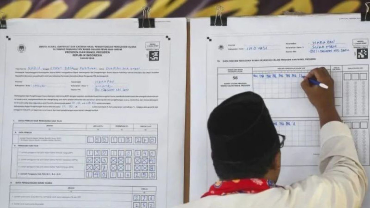 Arsip foto - Petugas Kelompok Penyelenggara Pemungutan Suara (KPPS) melakukan perhitungan surat suara dalam simulasi pemungutan dan penghitungan suara Pemilu 2024 di Kantor KPU Jakarta Timur, Jakarta, Senin (18/12/2023). Simulasi tersebut untuk mempersiapkan bimbingan teknis bagi Panitia Pemilihan Kecamatan (PPK), Panitia Pemungutan Suara(PPS), dan Kelompok Penyelenggara Pemungutan SLara (KPPS). ANTARA FOTO/Muhammad Adimaja/aww.