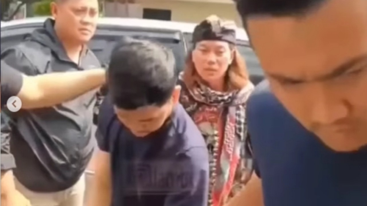 YA (kiri-depan) ditangkap dan ditevapkan sebagai tersangka dalam kasus kematian Raden Andante Khalif Pramudityo (6 tahun) alias Dante  anak dari artis Tamara Tyasmara/ist