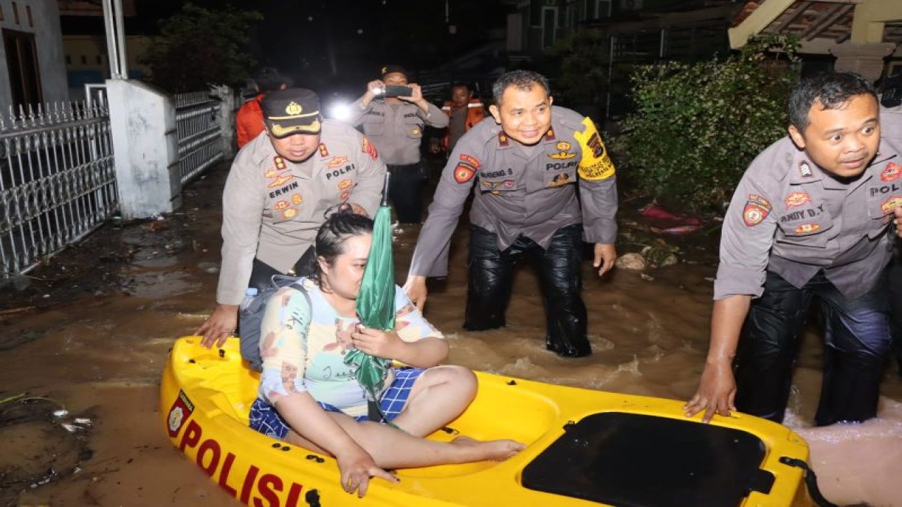 Korban banjir dievakuasi petugas (Foto: ANTARA)