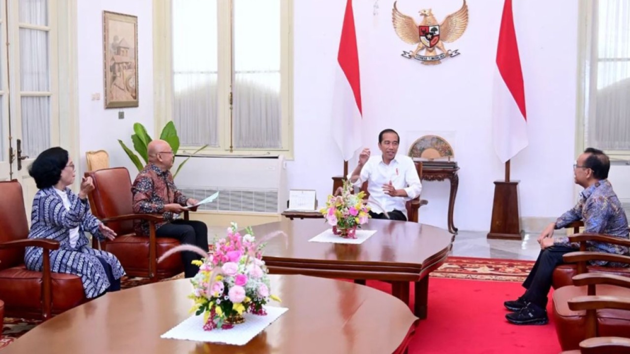 KPPS TPS 10 Kelurahan Gambir Jakarta Pusat memberikan undangan kepada Presiden Jokowi / Foto: Instagram Jokowi