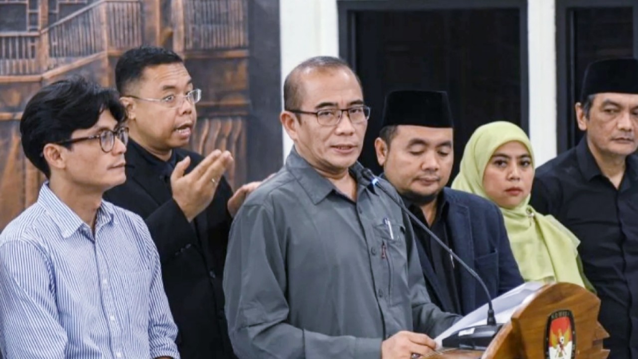 Ketua KPU Hasyim Asyari beserta jajaran/Antara
