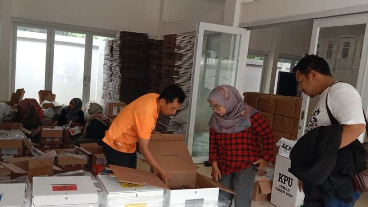 Ketua KPU Jakarta Barat memeriksa logistik Pemilu di gedung serba guna Permata Buana, Kembangan, Jakarta Barat pada Sabtu (3/2/2024). ANTARA/HO-KPU Jakbar
