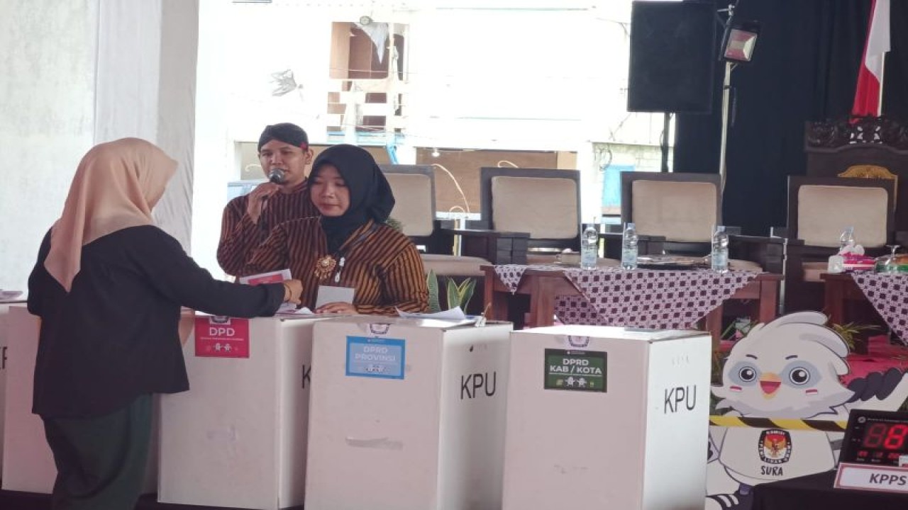 Ilustrasi petugas KPPS menjaga dan memandu pemilih memasukkan surat suara ke kotak dalam simulasi pemungutan suara di kawasan wisata rintisan Kendil Sakti, Desa Bendiljati Wetan, Tulungagung, Rabu (31/1/2024). ANTARA/Joko Pramono