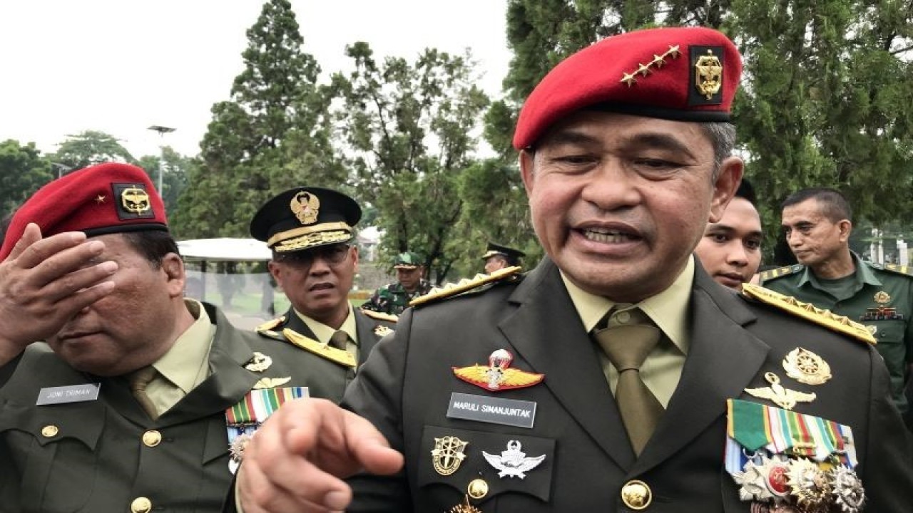 KSAD Jenderal TNI Maruli Simanjuntak (kanan) membagikan kenangannya tentang mendiang Letjen TNI Purn. Doni Monardo usai upacara militer pemakaman di TMP Kalibata, Jakarta, Senin (4/12/2023). (ANTARA/Genta Tenri Mawangi)
