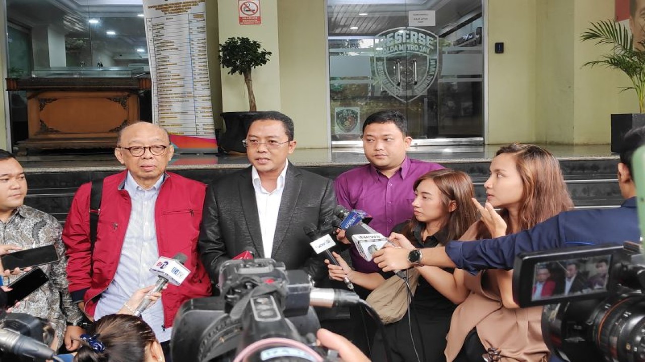 Rektor nonaktif Universitas Pancasila (UP) berinisial ETH (kiri) bersama kuasa hukum Faizal Hafied (tengah) saat ditemui di Polda Metro Jaya, Kamis (29/2/2024). ANTARA/Ilham Kausar