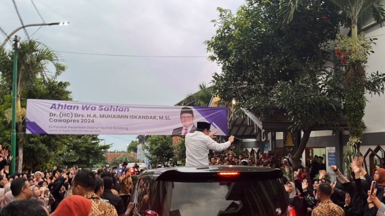 Calon wakil presiden nomor urut 1 Muhaimin Iskandar menyapa ribuan santriwati, saat mengunjungi Pondok Pesantren Daarut Tauhiid, Bandung, Jawa Barat, Kamis (8/2/2024). (ANTARA/Fauzi Lamboka)