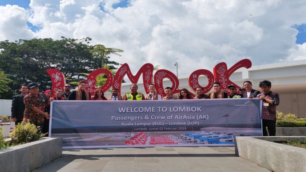 Penumpang saat foto bersama di plang nama Bandara Internasional Lombok, Nusa Tenggara Barat, Jumat (02/02/2024) (ANTARA/Ho-Humas Bandara Lombok)