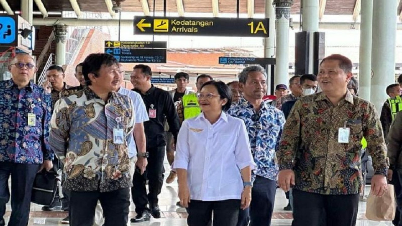 Dirjen Perhubungan Udara Kemenhub M. Kristi Endah Murni (tengah) saat menginspeksi Bandara Soekarno-Hatta, Jumat (2/2/2024) untuk memastikan kesiapan sarana dan prasarana di bandara itu menjelang libur panjang Isra Mi'raj dan Tahun Baru Imlek 2024. ANTARA/HO-Ditjen Perhubungan Udara