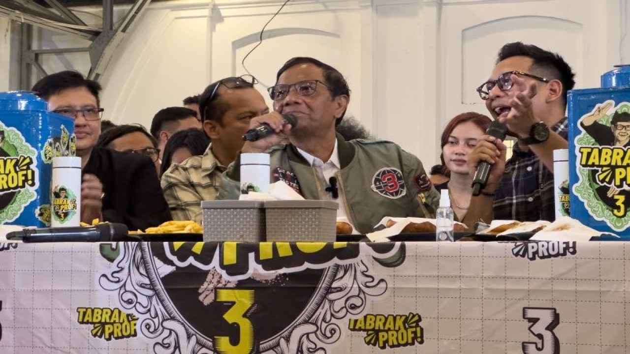 Cawapres nomor urut 3 Mahfud Md (tengah) dalam acara “Tabrak, Prof!” di Pos Bloc, Jakarta, Rabu (7/2/2024). ANTARA/Rio Feisal