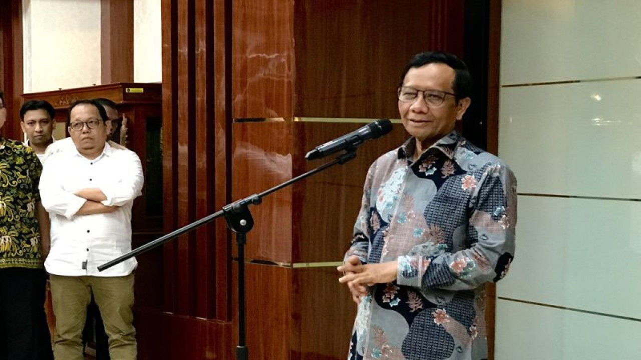 Menteri Koordinator Bidang Politik, Hukum, dan Keamanan Mahfud Md. menyampaikan poin-poin pertemuannya dengan Presiden RI Joko Widodo terkait pengunduran dirinya sebagai menko polhukam dalam jumpa pers di Kantor Kemenko Polhukam RI, Jakarta, Kamis (1/2/2024). ANTARA/Genta Tenri Mawangi.