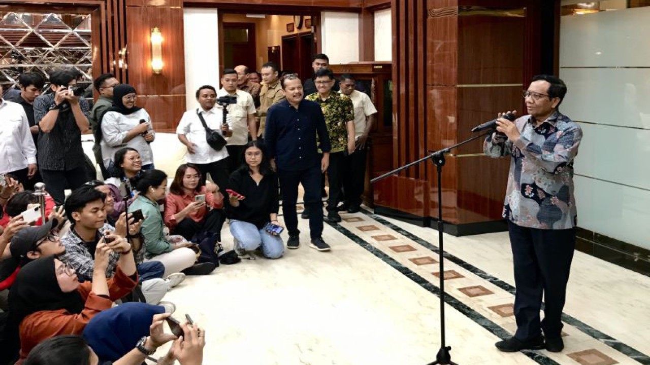 Menteri Koordinator Bidang Politik, Hukum, dan Keamanan Mahfud Md. menyampaikan poin-poin pertemuannya dengan Presiden RI Joko Widodo terkait pengunduran dirinya sebagai menko polhukam dalam jumpa pers di Kantor Kemenko Polhukam RI, Jakarta, Kamis (1/2/2024). ANTARA/Genta Tenri Mawangi.