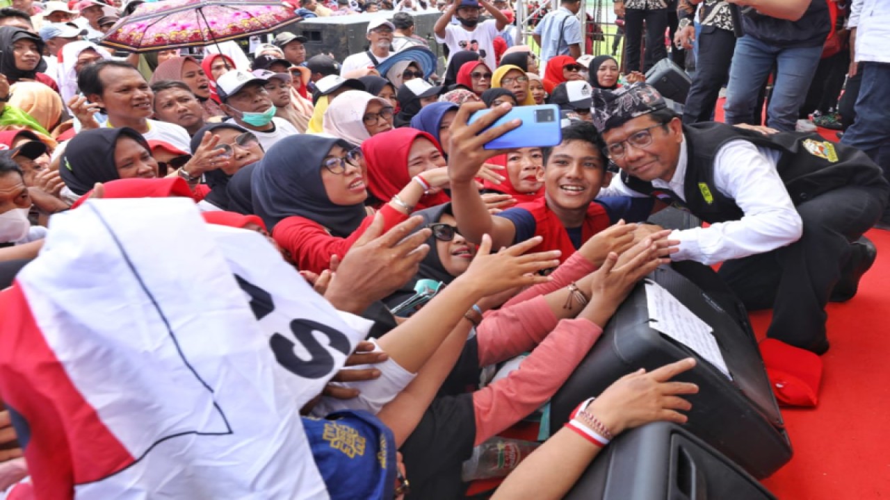 Calon wakil presiden (cawapres) nomor urut 3 Mahfud Md saat menghadiri Kampanye Akbar bertajuk Rembug Rakyat di Stadion Untung Suropati, Pasuruan, Jawa Timur, Senin (5/02/2024). ANTARA/HO-TPN Ganjar-Mahfud