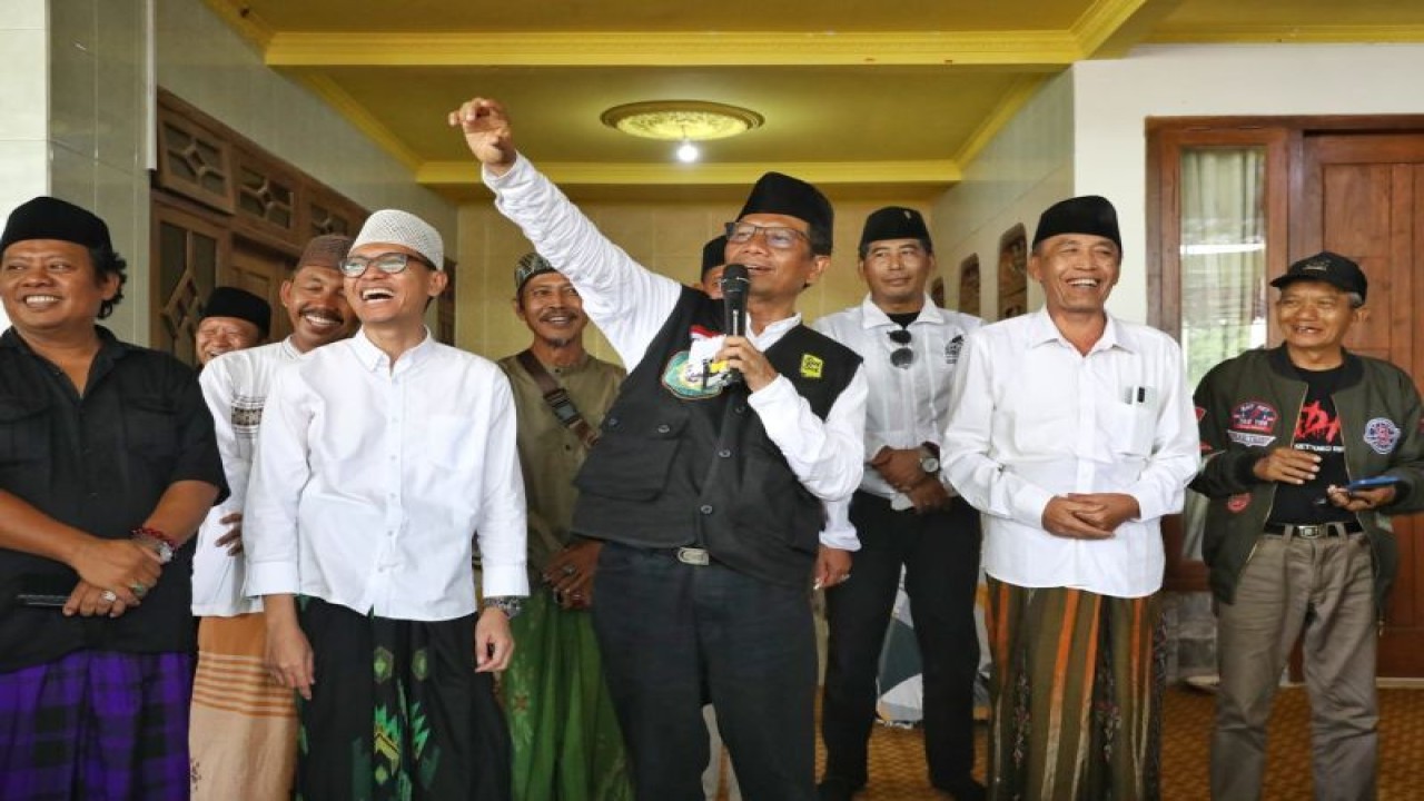 Cawapres RI Mahfud Md. (tengah) saat mengunjungi Pondok Pesantren (Ponpes) Sirrul Cholil, Kabupaten Bangkalan, Jawa Timur, Senin (5/2/2024). ANTARA/HO-Tim Media Ganjar-Mahfud