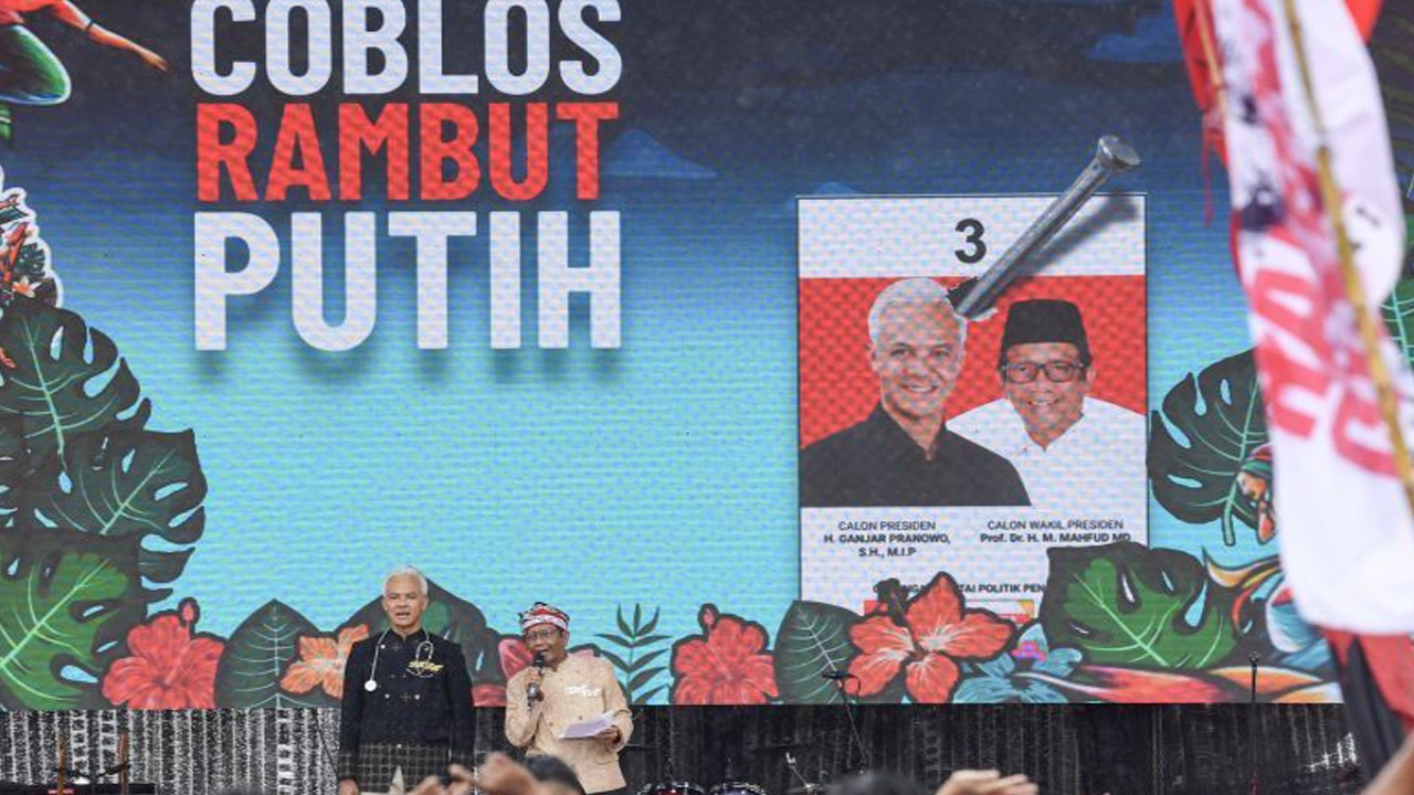 Pasangan Calon Presiden dan Wakil Presiden RI Ganjar Pranowo (kiri) dan Mahfud Md. membacakan doa saat menghadiri kampanye akbar di Benteng Vastenburg, Solo, Jawa Tengah, Sabtu (10/2/2024). ANTARA FOTO/M. Risyal Hidayat/tom.