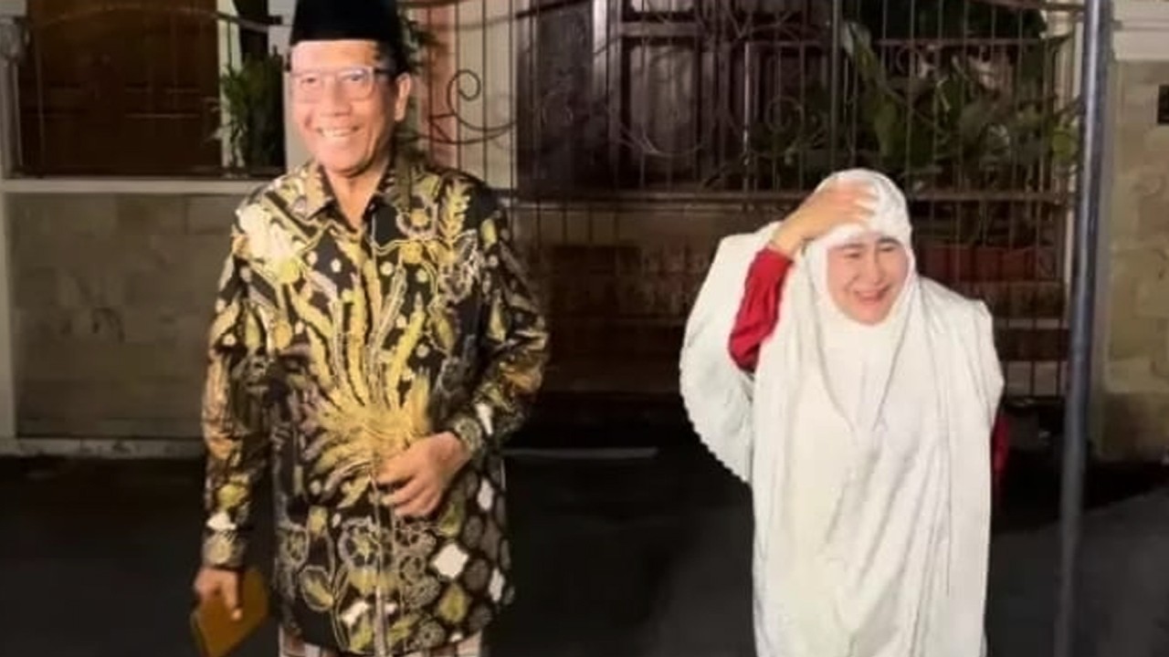 Mahfud MD bersama isteri sholat shubuh di Masjid Darul Ikrom, Sambilegi Lor, Maguwoharjo, Sleman, Jawa Tengah. (foto: MPI/Danandaya Aria Putra)