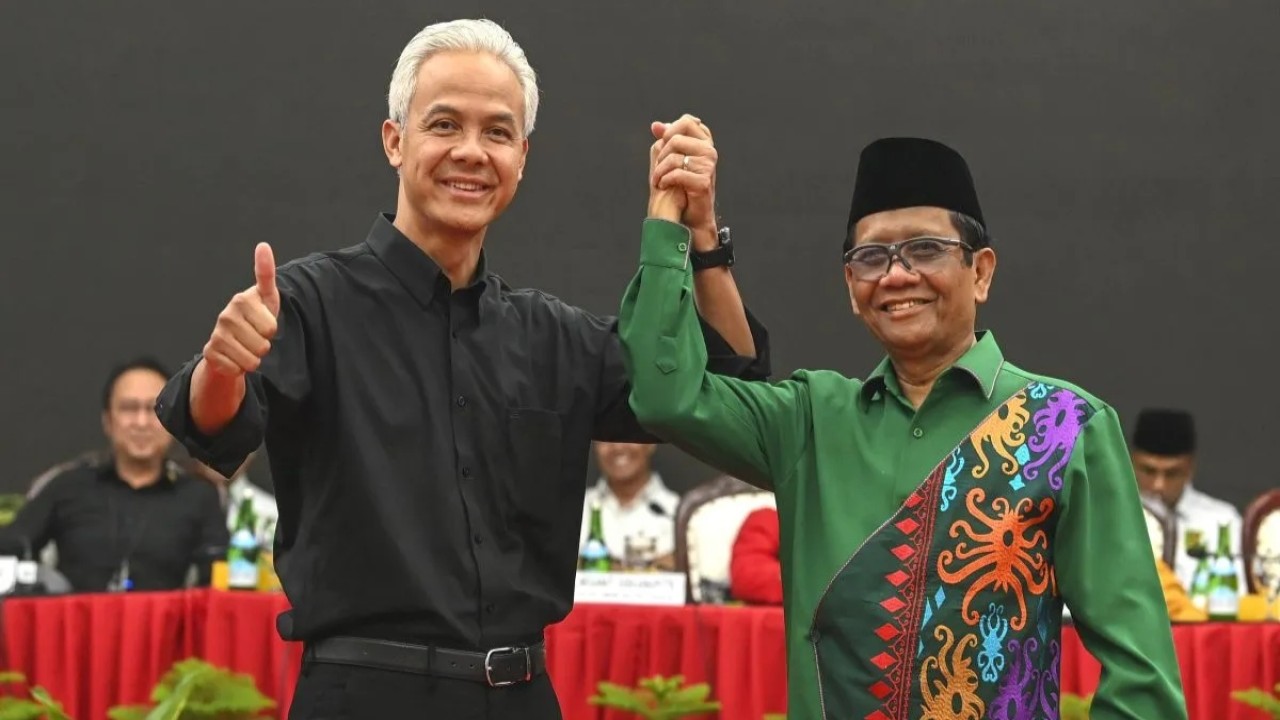 Cawapres Mahfud MD (kanan) dan capresnya, Ganjar Pranowo. (Antara)