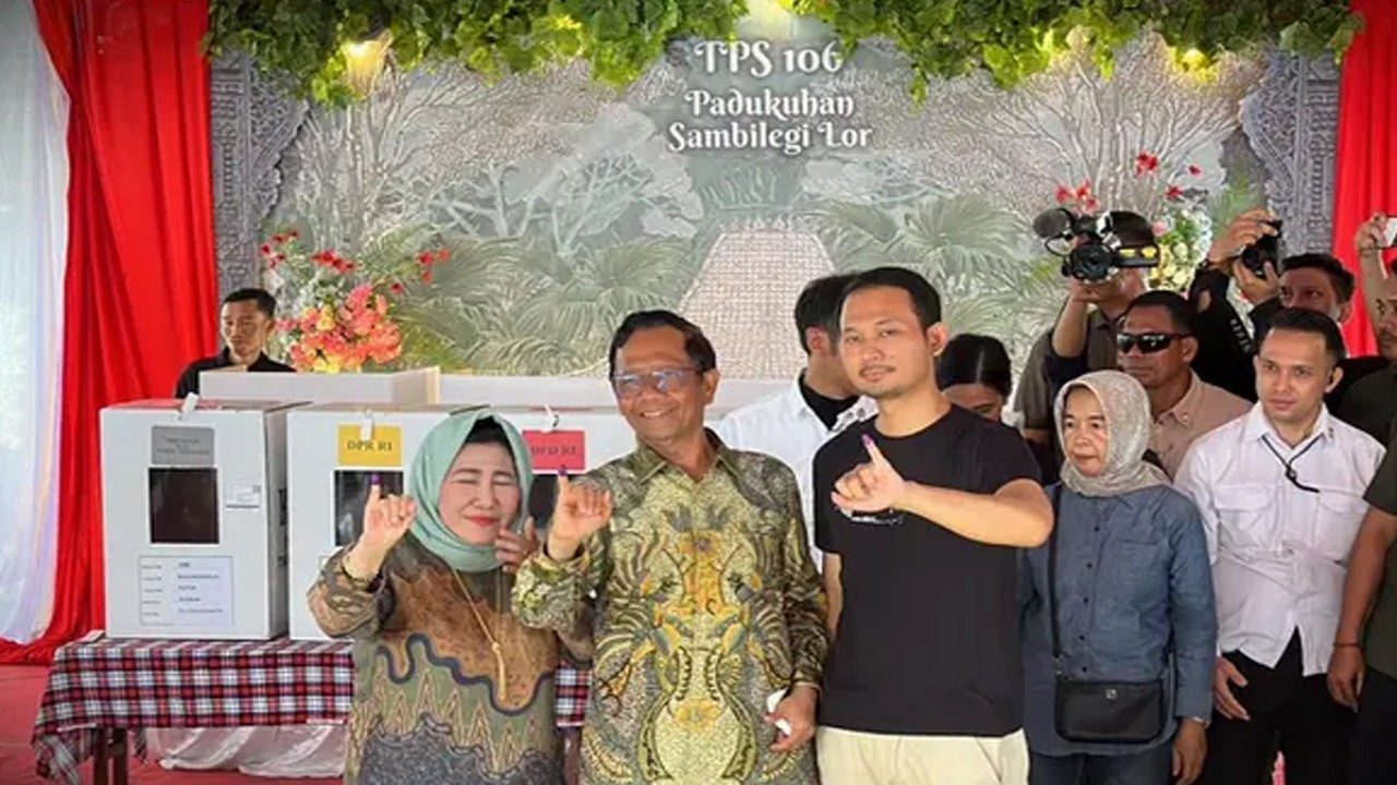 Calon wakil presiden (cawapres) nomor urut tiga Mahfud MD melakukan pencoblosan di Tempat Pemungutan Suara (TPS) 106 Jalan Jati No. 61 Sambilegi, Maguhoharjo, Depok, Sleman, Daerah Istimewa Yogyakarta (DIY). (Foto: Liputan6.com/Nanda Perdana Putra)