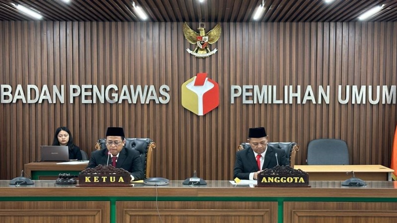 Ketua Majelis Sidang Bawaslu sekaligus Anggota Bawaslu RI Puadi (tengah) dalam persidangan di Gedung Bawaslu RI, Jakarta, Kamis (15/2/2024). ANTARA/Rio Feisal.