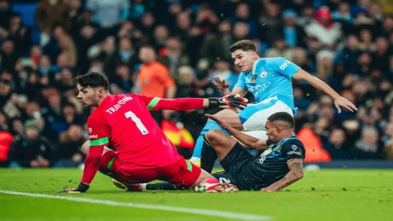 Julian Alvarez (tengah) sesaat sebelum mencetak gol untuk Manchester City dalam pertandingan Liga Premier Inggris melawan Burnley di Etihad Stadium pada Kamis (01/2/2024). ANTARA/HO-Mancity