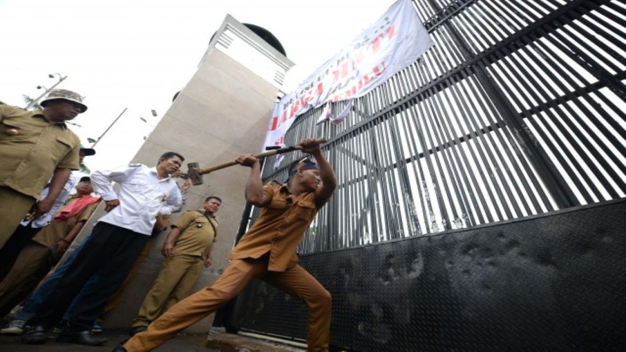 Massa dari Asosiasi Pemerintah Desa Seluruh Indonesia (Apdesi) saat mencoba merusak pagar utama Komplek Parlemen. Foto: Andri/nr