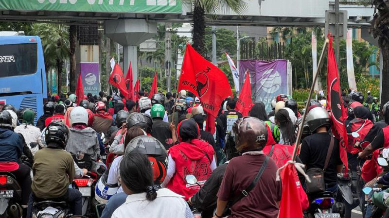 Tim Pemenangan Daerah (TPD) Ganjar-Mahfud DKI Jakarta berjalan menuju kampanye akbar di Gelora Bung Karno, Jakarta, Sabtu (3/2/2024). ANTARA/HO-Dokumentasi Pribadi