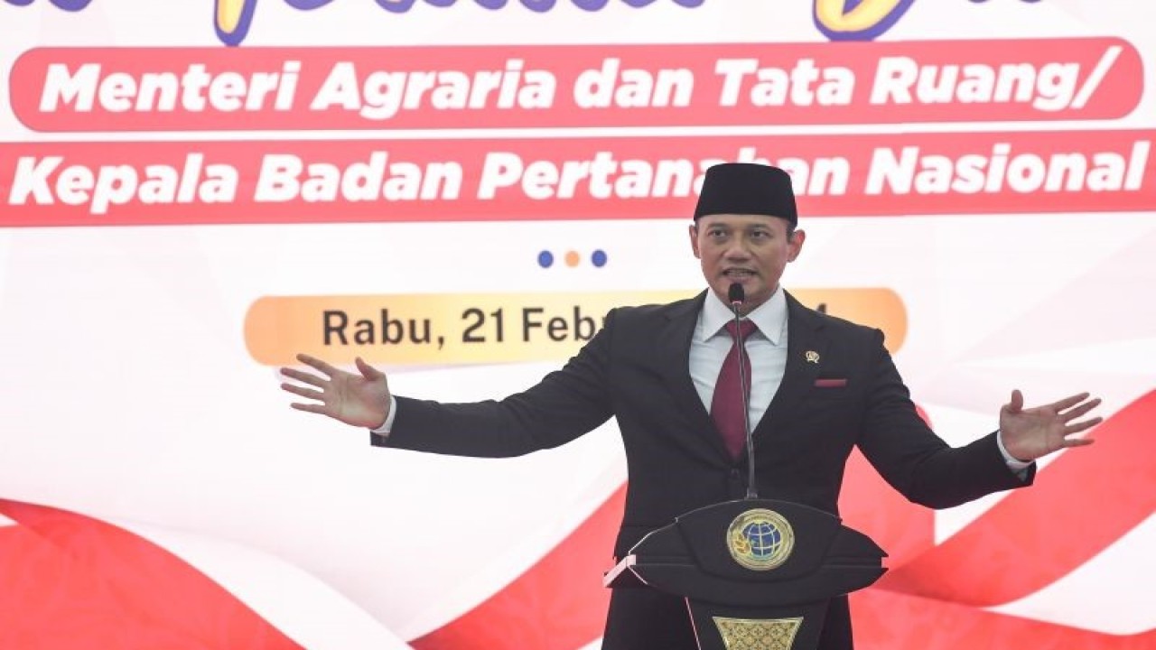 Menteri Agraria dan Tata Ruang/Kepala Badan Pertanahan Nasional Agus Harimurti Yudhoyono menyampaikan sambutan saat serah terima jabatan di Gedung Kementerian ATR/BPN, Jakarta, Rabu (21/2/2024). ANTARA FOTO/M Risyal Hidayat/rwa.