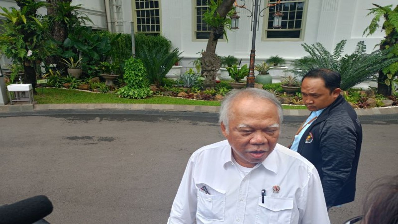 Menteri PUPR Basuki Hadimuljono saat memberikan keterangan di Istana Kepresidenan, Jakarta, Selasa (13/2/2024). (ANTARA/Rangga Pandu Asmara Jingga)