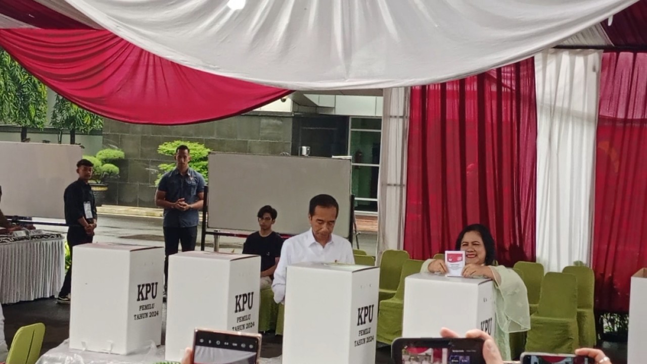 Momen Presiden Jokowi dan Ibu Iriana gunakan hak suaranya di TPS 10 / Foto: Arf18