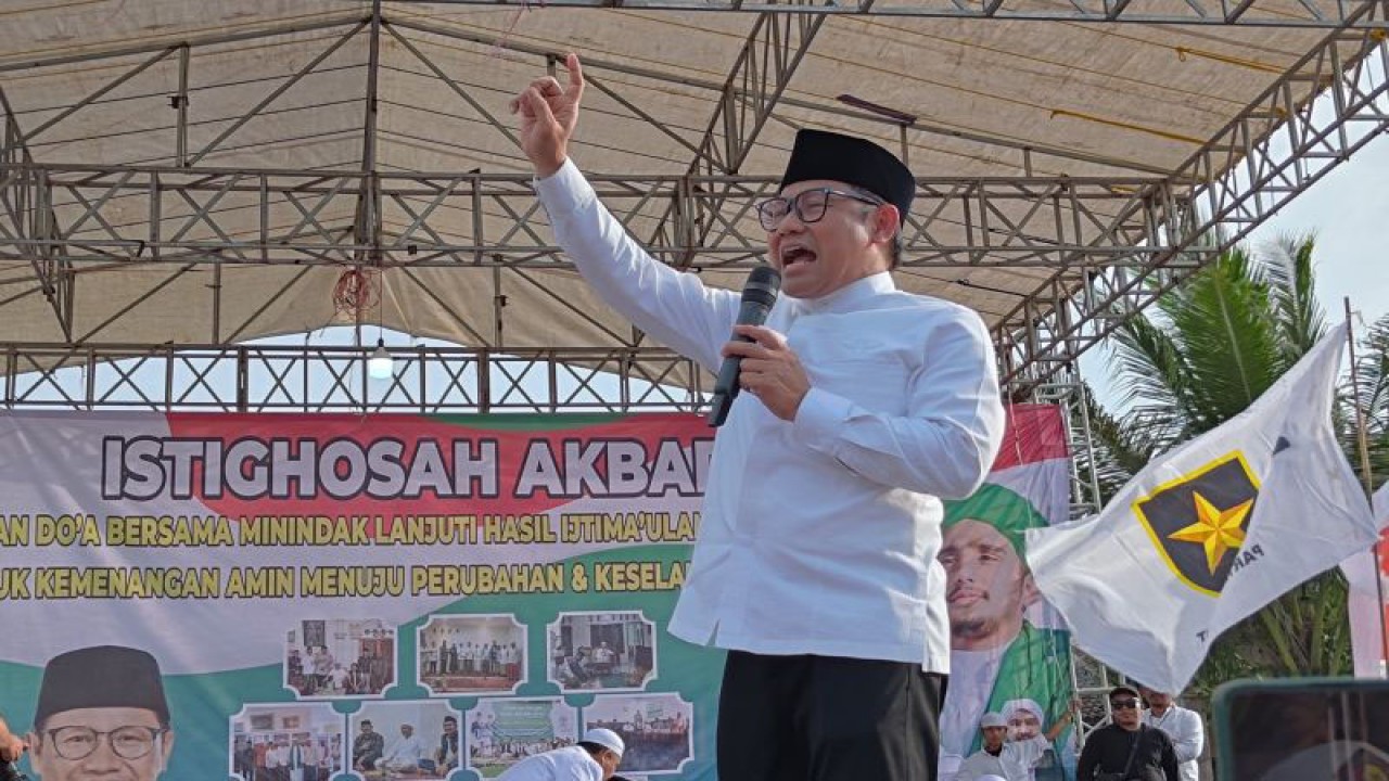 Calon Wakil Presiden nomor urut 1 Muhaimin Iskandar (Cak Imin) saat berorasi pada acara istigosah kemenangan AMIN di Taman Kirana Surya II, Kecamatan Solear, Kabupaten Tangerang, Banten pada Jumat (ANTARA/Azmi Samsul Maarif)