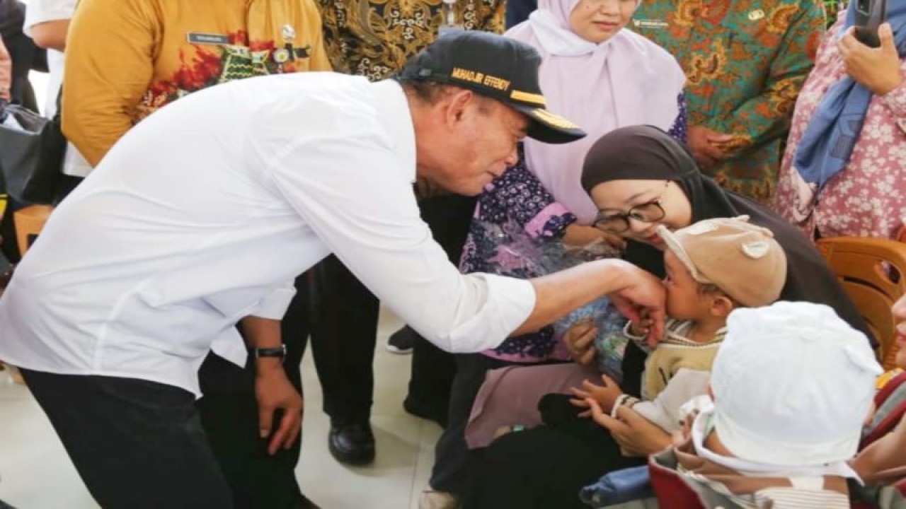 Menteri Koordinator Bidang Pembangunan Manusia dan Kebudayaan Muhadjir Effendy saat meninjau penyaluran bantuan sosial di Kabupaten Berau. (ANTARA/HO-Kemenko PMK)