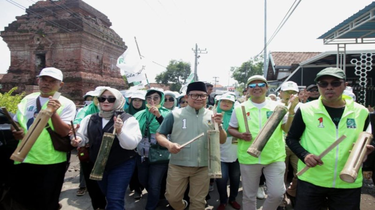 Calon wakil presiden nomor urut 1 Muhaimin Iskandar saat berkampanye menggunakan musik patroli di Sidoarjo, Jawa Timur, Jumat 9/2/2024). ANTARA/Marul