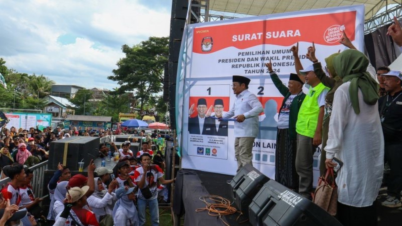 Calon wakil presiden no urut 1 Muhaimin Iskandar (tengah) mensimulasikan pencoblosan di hadapan pendukungnya pada kampanye akbar PKB di Lapangan Lugjag, Banyuwangi, Jawa Timur, Selasa (6/2/2024). (ANTARA FOTO/Budi Candra Setya/nym)