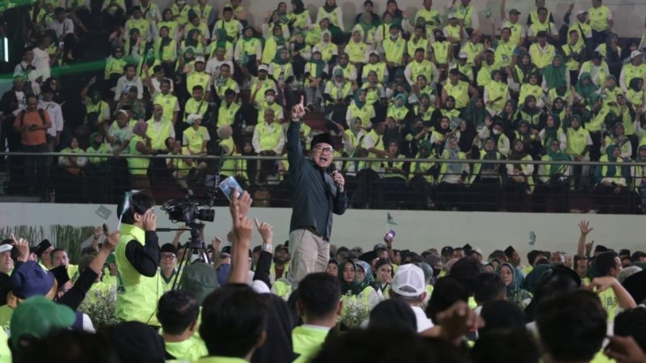 Calon wakil presiden nomor urut satu Muhaimin Iskandar saat memberikan pidato sambutannya di acara bertajuk "Konsolidasi Akbar Anies & Muhaiminin AMIN Jawa Timur" di DBL Arena Surabaya, Rabu (10/1/2024). (ANTARA/Moch Asim)