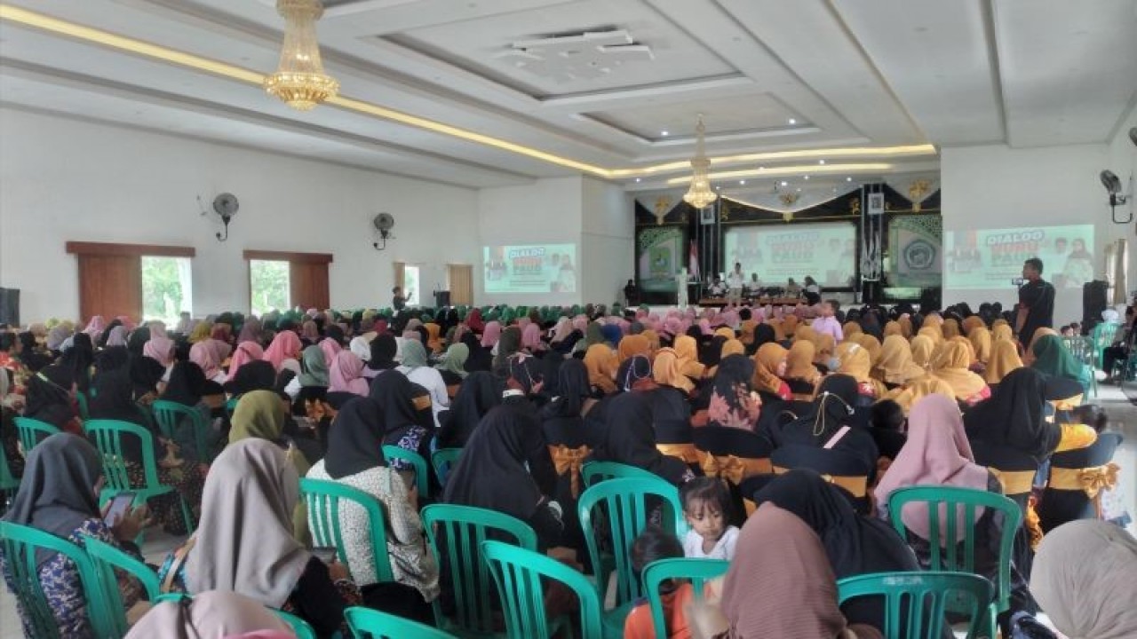 Calon wakil presiden nomor urut 1 Muhaimin Iskandar berdiskusi dengan seribuan guru pendidikan anak usia dini (PAUD) di Banyuwangi, Jawa Timur, Rabu (7/2/2024). ANTARA/Fauzi Lamboka