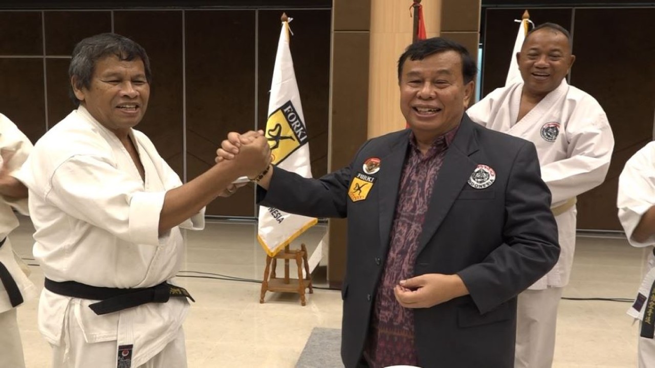 Ketua Umum PB Perguruan Karate-Do TAKO Indonesia Dr. Ir. Nurdin Tampubolon, M.M., bersama Ketua Dewan Guru Ir. Effendi Sirait.