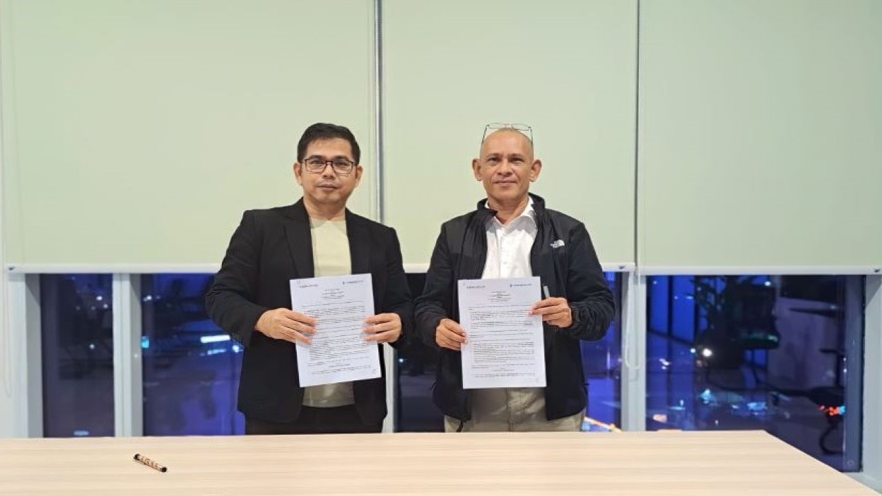 Pemimpin Redaksi Nusantara TV, Adi Prasetya (kiri) menandatangani kerja sama penayangan quick count atau hitung cepat hasil Pemilu 2024 dengan sejumlah lembaga survei.