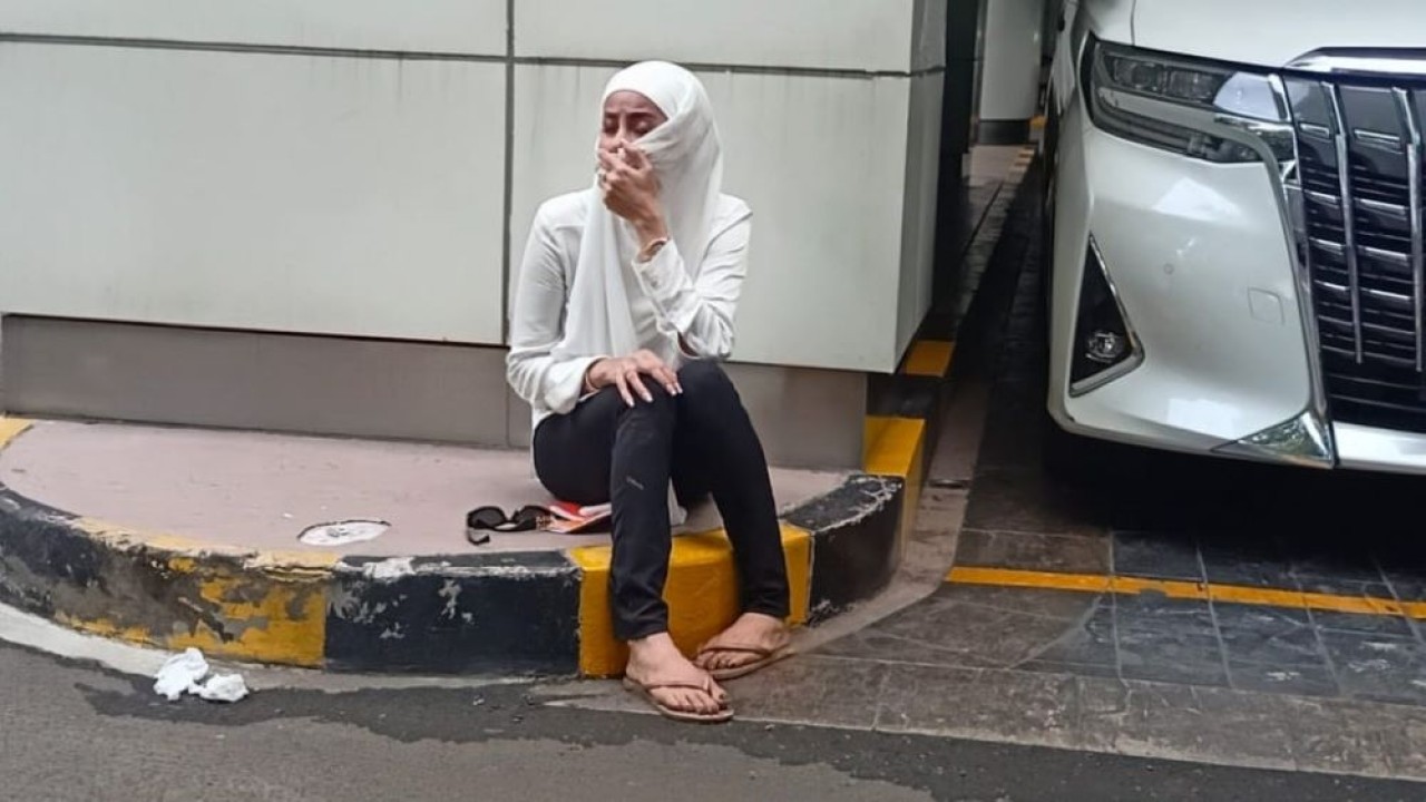 Olla Ramlan tampak kelelahan dan nyaris jatuh pingsan usai mengisi acara kampanye akbar pasangan Anies-Cak Imin, di JIS, Tanjung Priok, Jakarta Utara, pada Sabtu (10/2/2024).