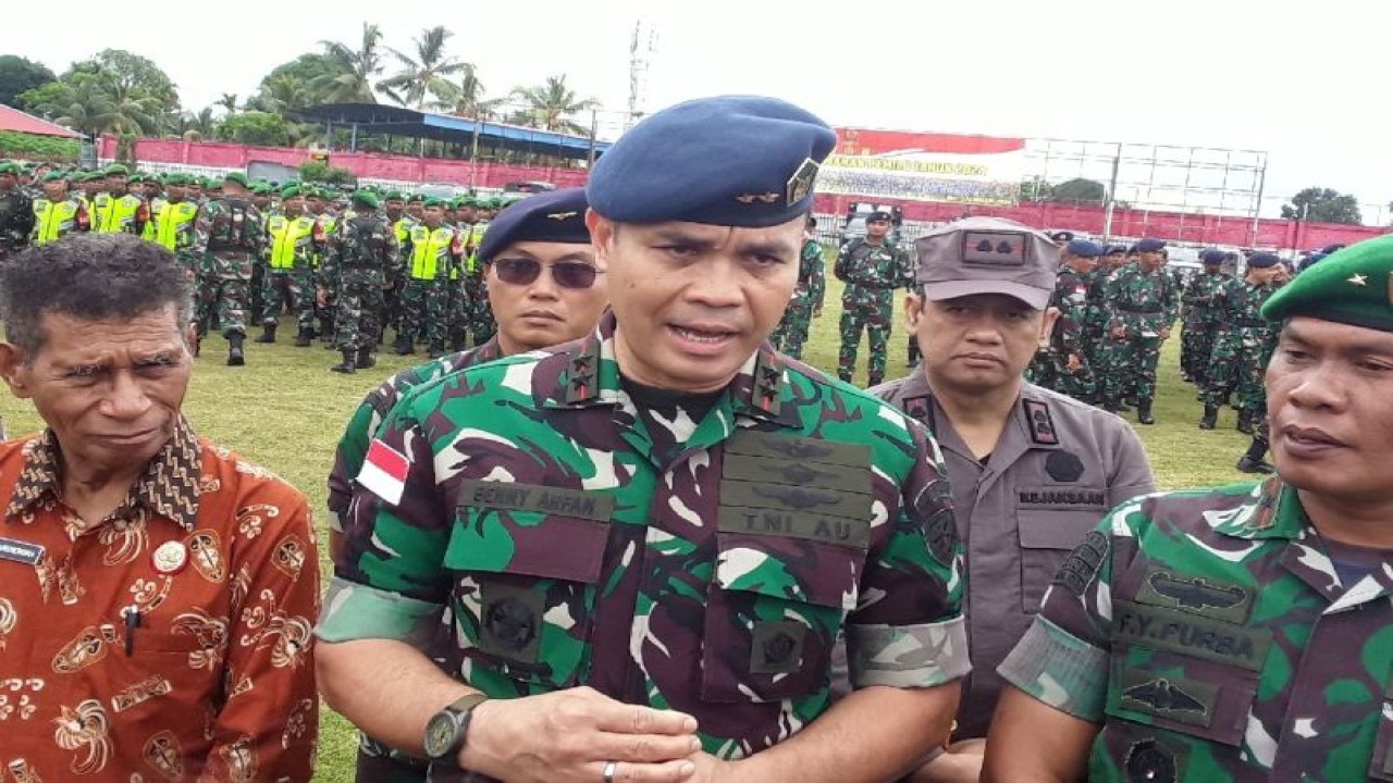 Panglima Komando Operasi Udara III Marsekal Muda TNI Benny Arfan didampingi Wabup Biak Calvin Mansnembra (kiri) bersama Danrem 173/PVB Brigjen TNI FY Purba.ANTARA/Muhsidin.