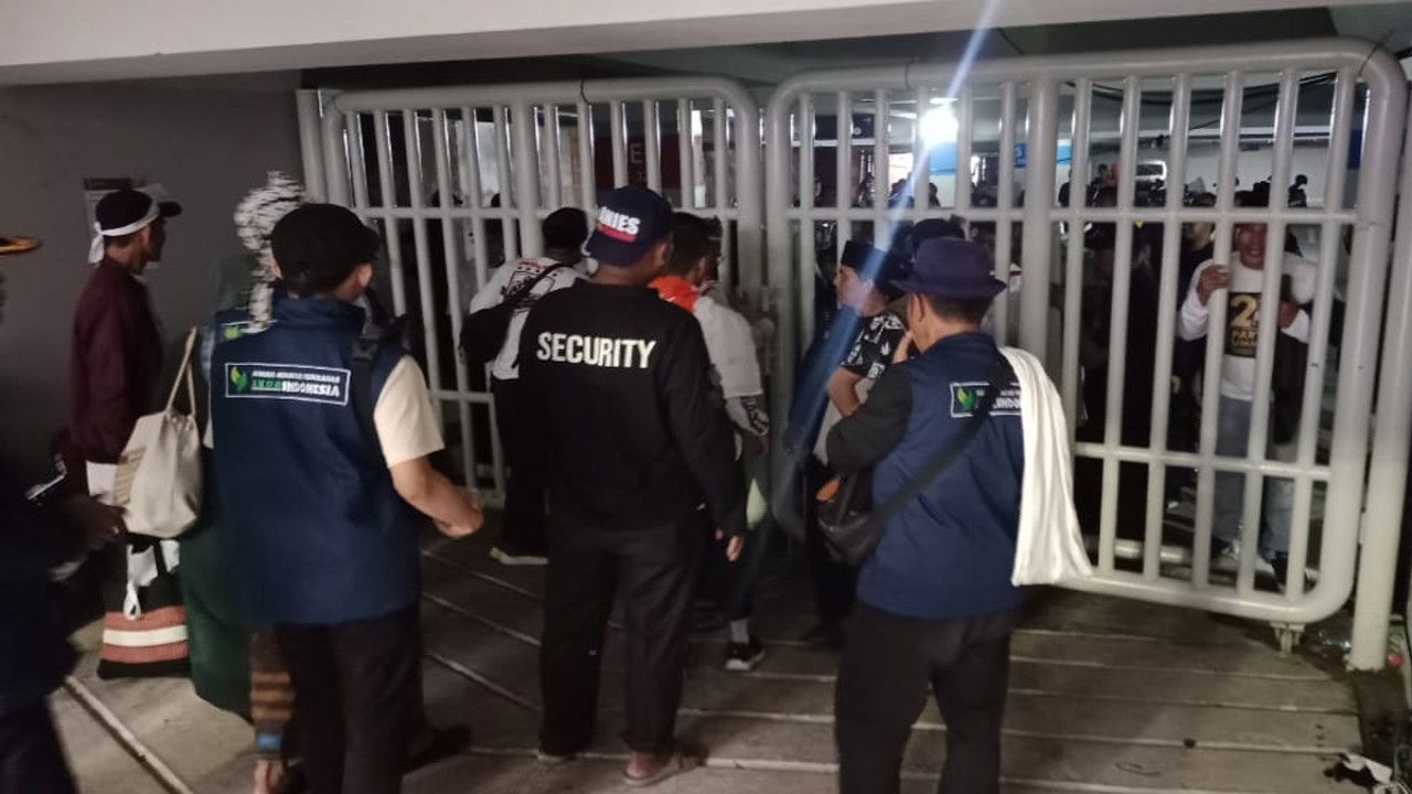 Penuh sesak di dalam stadion JIS membuat petugas penjaga pintu masuk menutup rapat pintu masuk yang membuat banyak pendukung Anies-Muhaimin tidak dapat masuk ke dalam Stadion. (foto: Nusantaratv.com/Arfa Gandhi)
