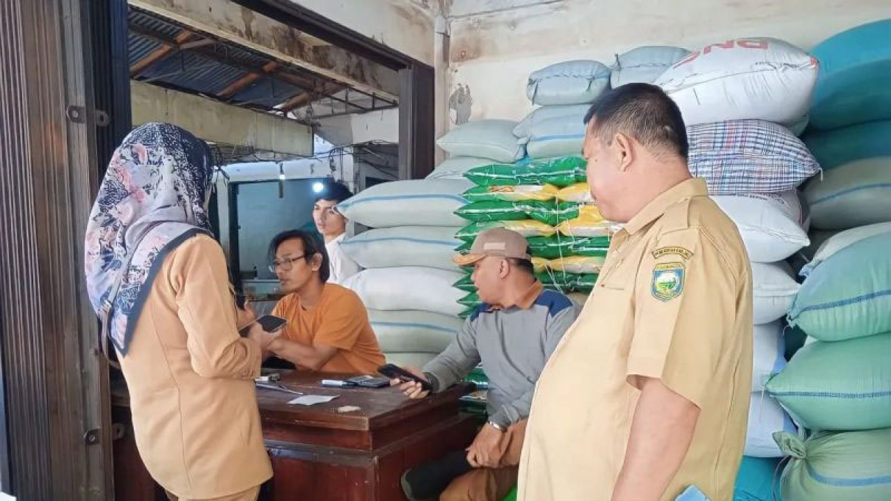 Tim Disperindag melakukan monitoring pasar. (ANTARA/Edo Purmana/24)