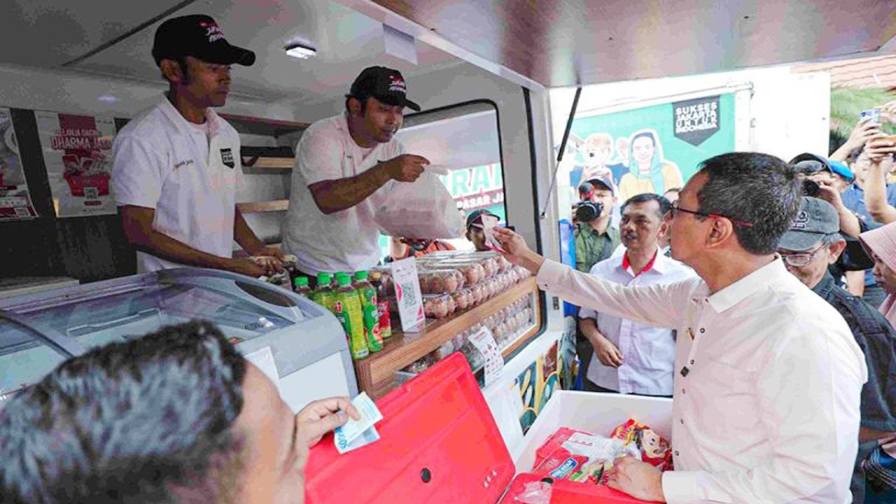 Penjabat (Pj) Gubernur DKI Jakarta Heru Budi Hartono membeli sejumlah sembako di pasar murah yang digelar oleh Pemerintah Provinsi DKI Jakarta di Tanjung Duren Selatan, Jakarta Barat, Senin (26/2/2024). ANTARA/Pemkot Jakbar/aa.